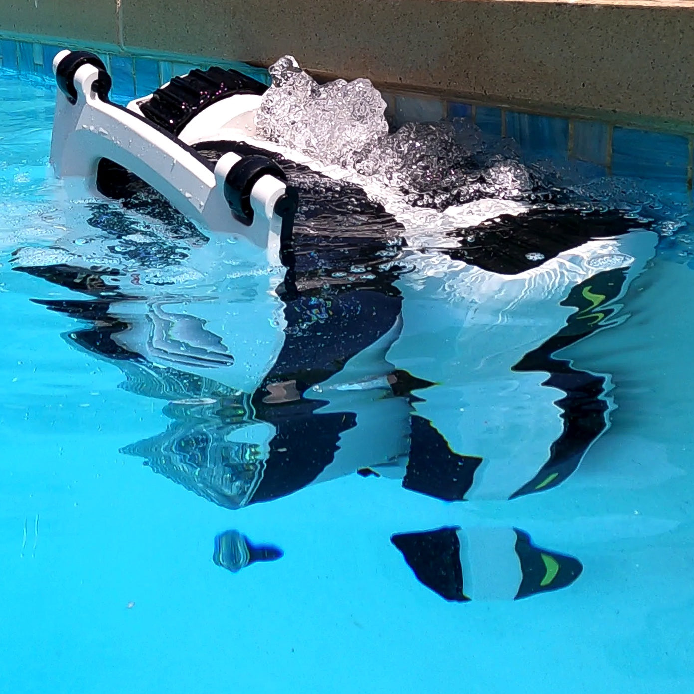 HYDROFORCE TITAN 200™ Robotic Pool Cleaner Veteranshops.com